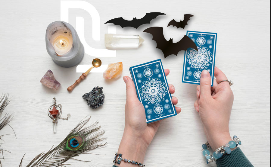 Atelier yoga et tarot Halloween au studio Namaste Yoga Limoilou avec cartes de tarot, cristaux et chandelle mystique.