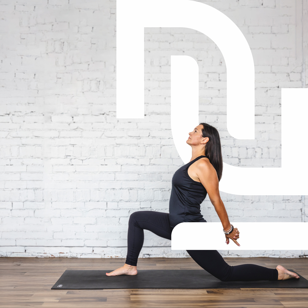 Femme en posture de yoga dans un studio lumineux à Limoilou – cours gratuit chez Namaste Yoga