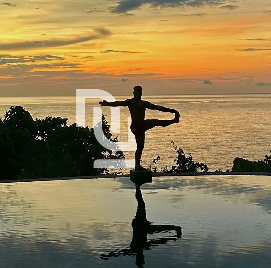 Silhouette en posture de yoga au coucher du soleil, piscine à débordement à Vikasa (Koh Samui, Thaïlande) – retraite emPOWERment