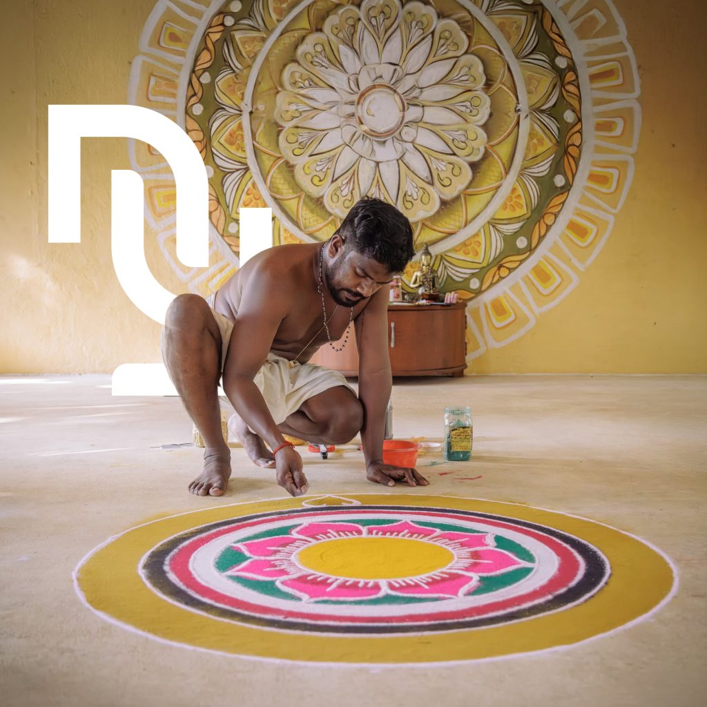 Création d’un mandala coloré dans un shala de yoga au Kerala, en Inde