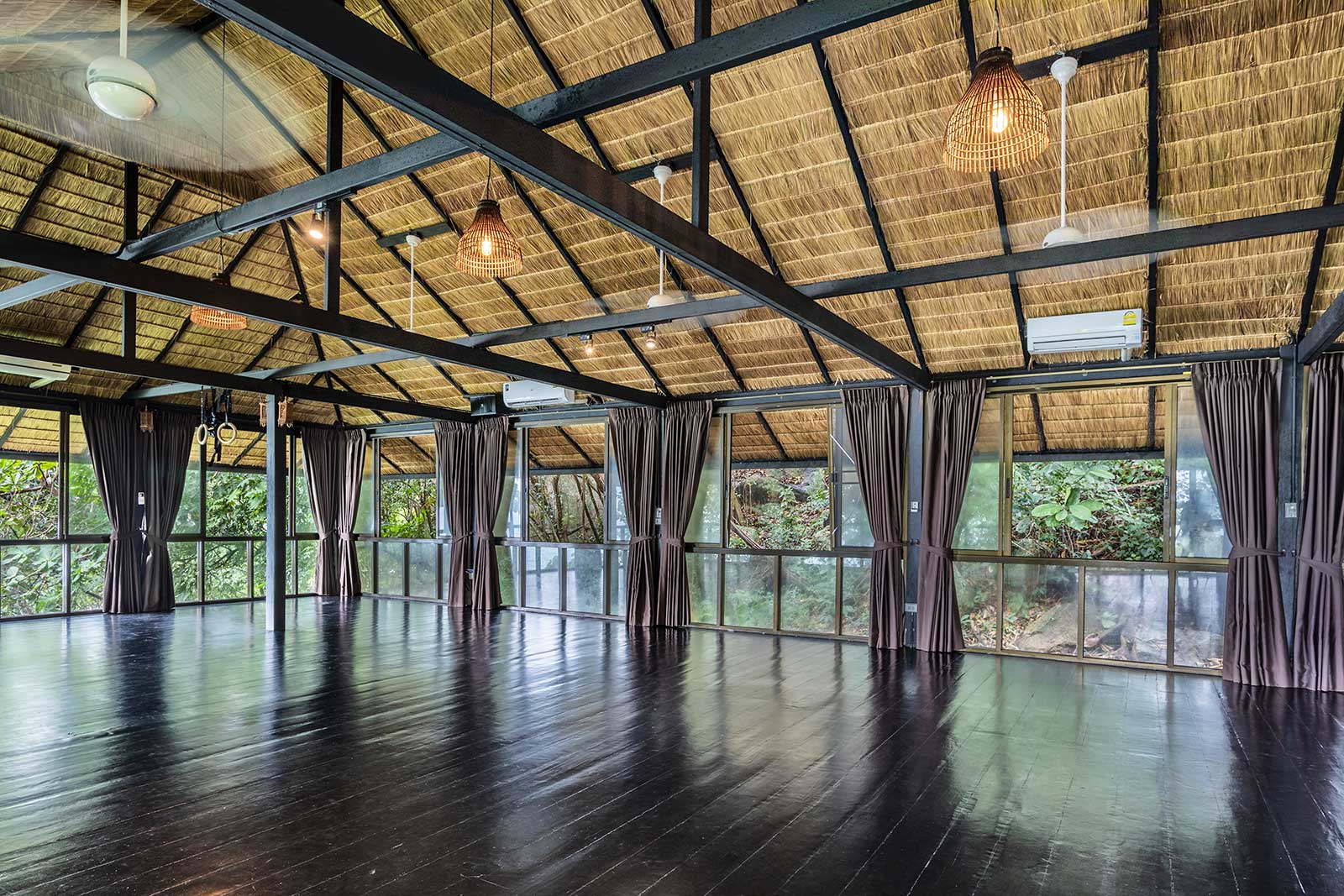 Grande salle de yoga en bois (shala) au Vikasa Yoga Retreat, Koh Samui