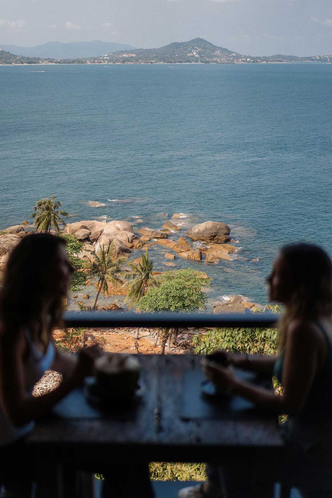 Vue sur l’océan depuis une terrasse à Vikasa, Koh Samui, Thaïlande