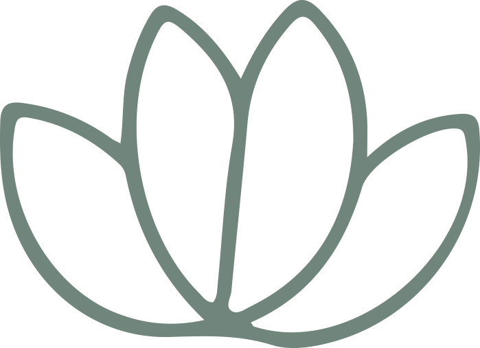 Illustration lotus minimaliste (vert sauge) en format vertical. S’intègre bien près d’un titre, d’un CTA ou d’un bloc “infos pratiques”.