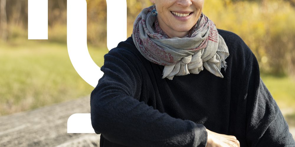 Animatrice de l’atelier Adoucir la périménopause assise à l’extérieur en automne