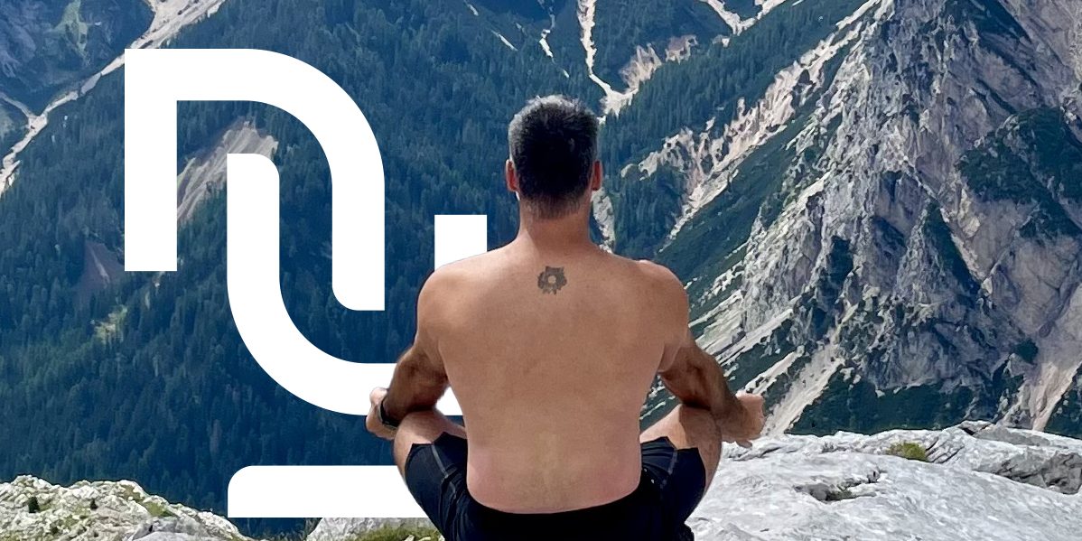 Homme assis de dos en montagne pour la soirée Bouge pour Movember de Namaste Yoga Limoilou.