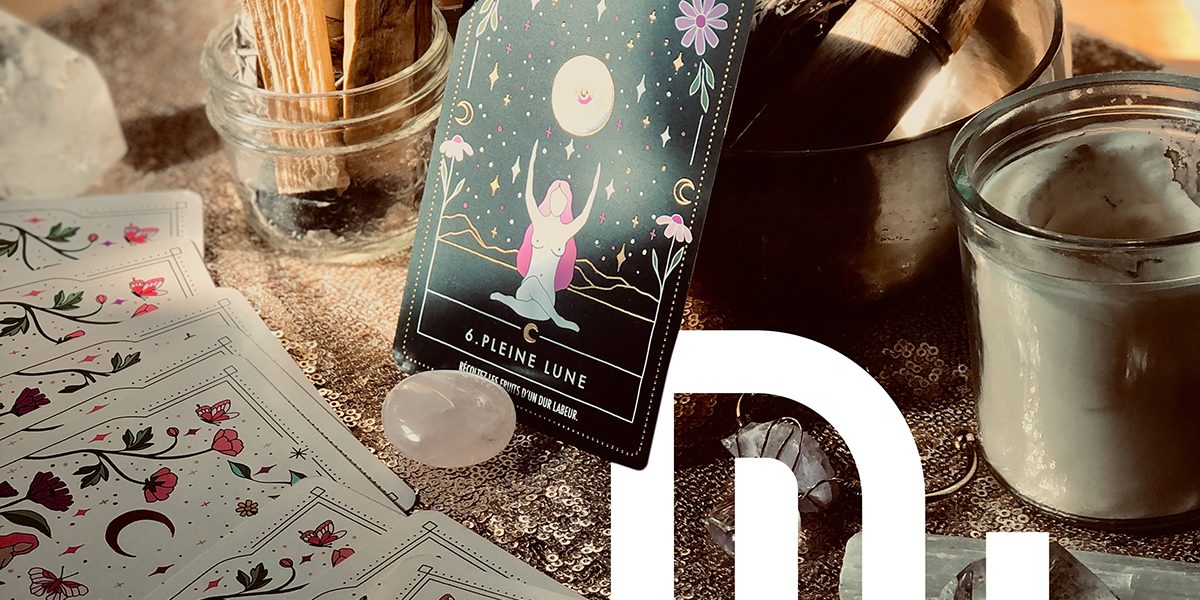 Cartes d’oracle, bougie, cristaux et accessoires préparés pour l’atelier Yoga des sorcières à Namaste Yoga Limoilou.